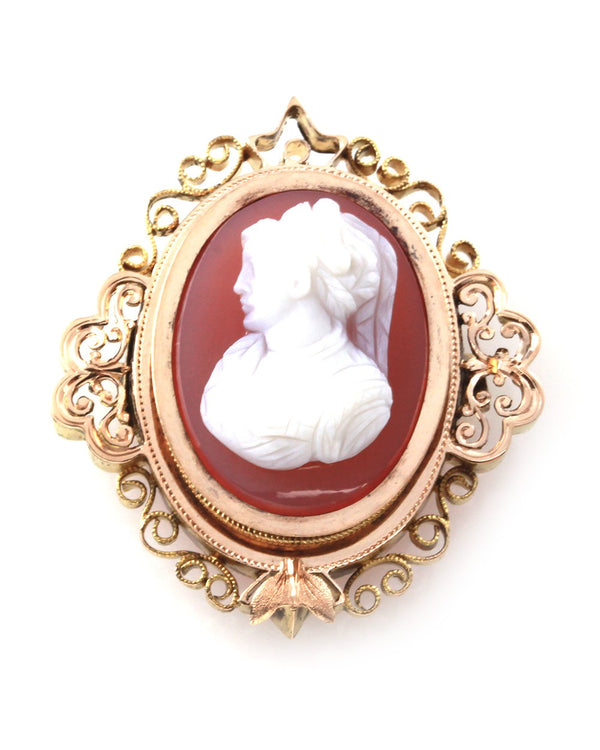 Vintage Shell Cameo in 18K Yellow Gold Finely Detailed Frame