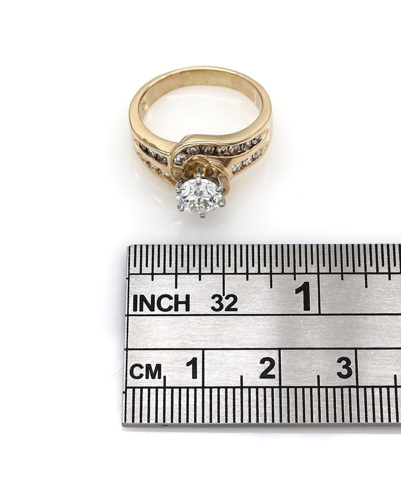 Round Diamond Engagement Ring in Gold