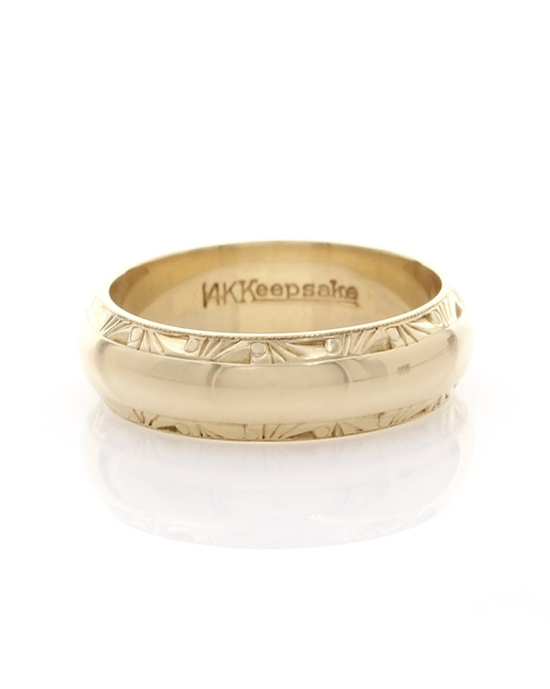 Gentleman's Etched Wedding Band in Yellow Gold