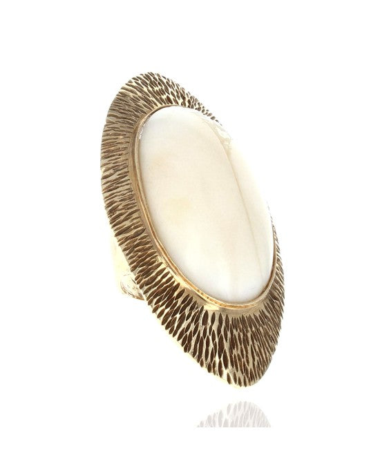 Carved Oval Shell Ring in Yellow Gold