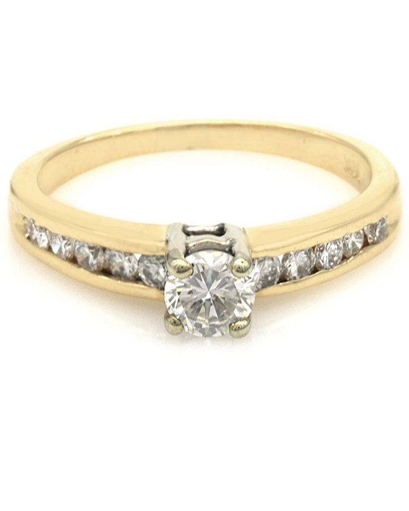 Round Diamond Engagement Ring in Yellow Gold