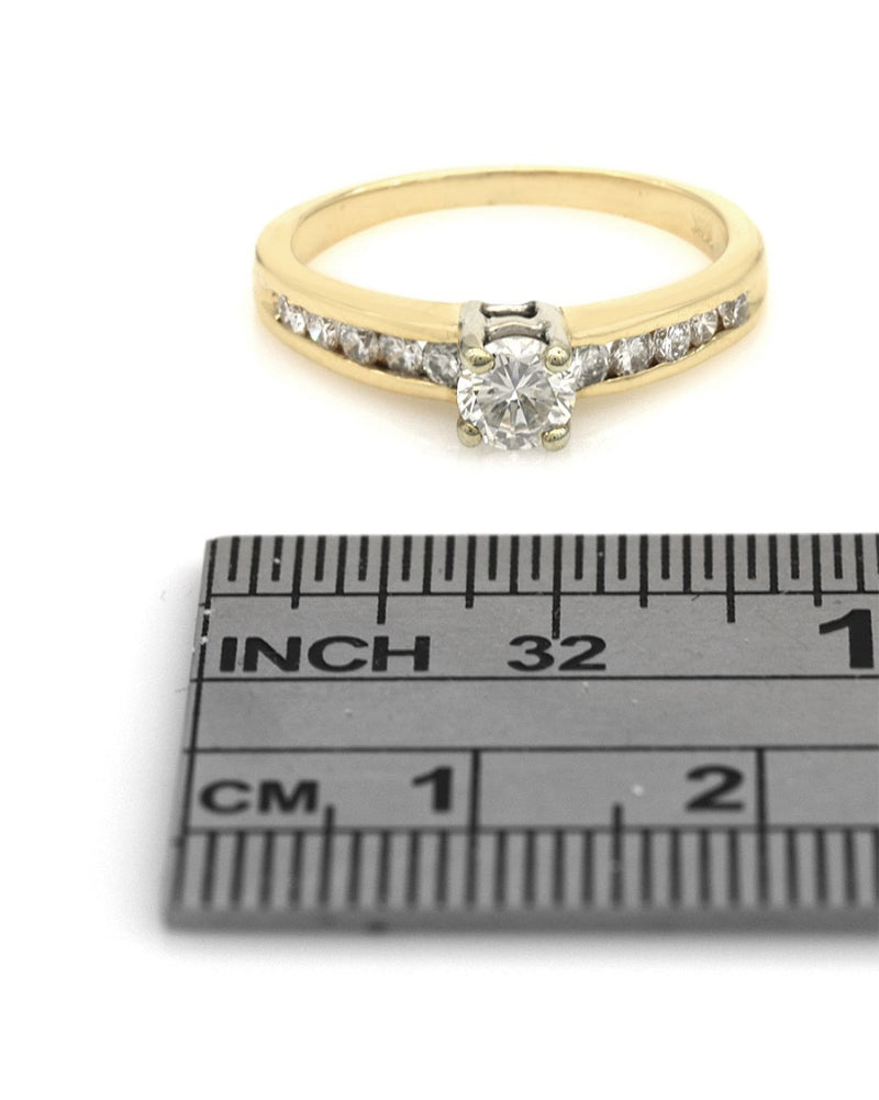 Round Diamond Engagement Ring in Yellow Gold