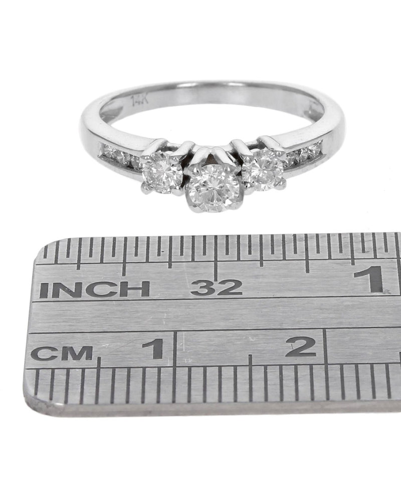 Round Diamond Engagement Ring in White Gold