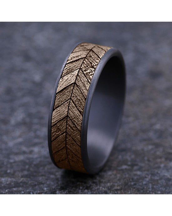 Gentlemen's Chevron Wood Pattern Comfort Fit Band in Tantalum and Rose Gold