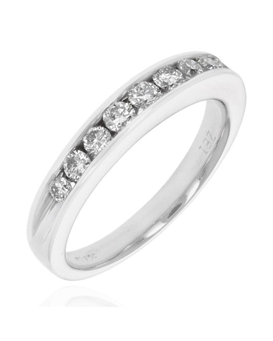 Round Brilliant Cut Diamond Tapered Band in Platinum