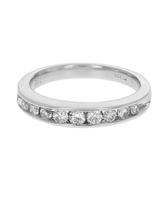 Round Brilliant Cut Diamond Tapered Band in Platinum