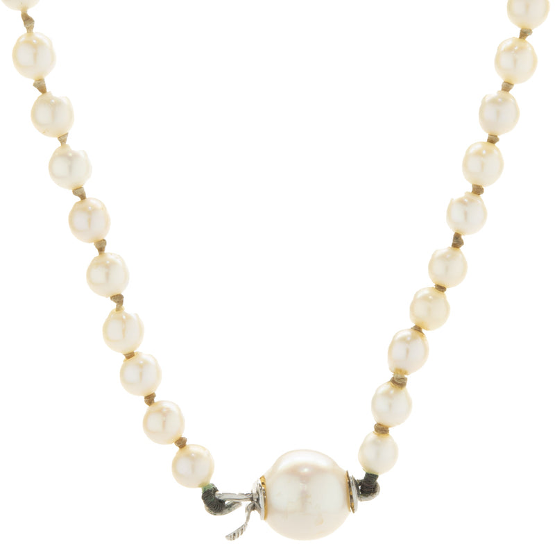 Graduated Pearl Necklace with 14 Karat White Gold Clasp
