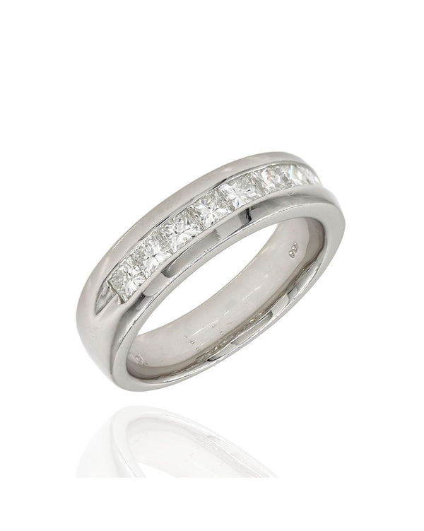 Single Row Diamond Ring in Platinum